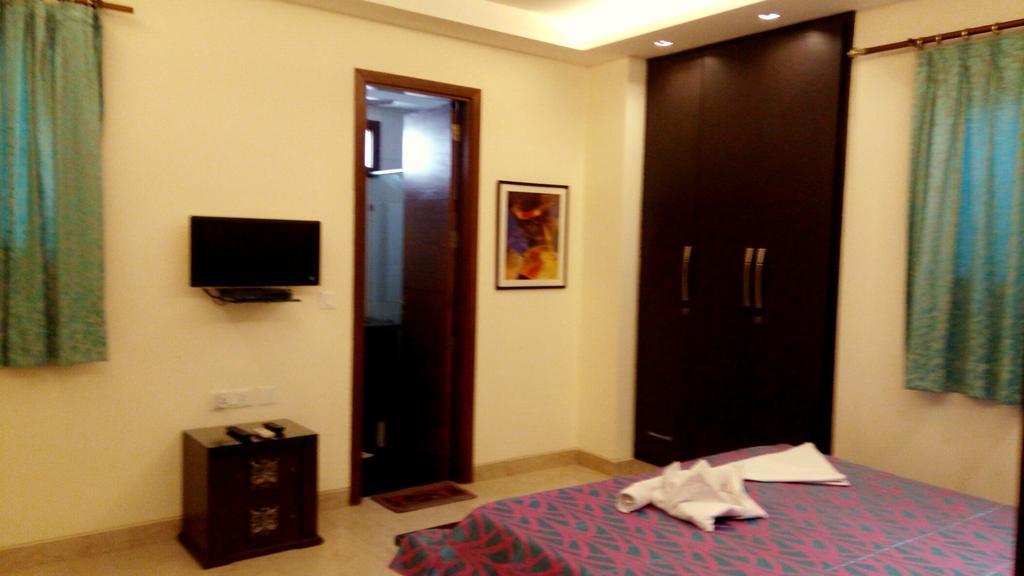 Woodpecker Service Apartments - Green Park Nuova Delhi Esterno foto